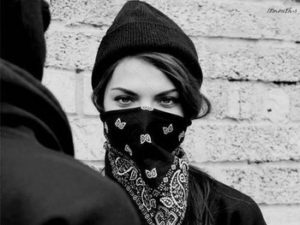 девушка-анархистка