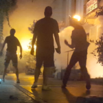 Афины, Греция: анархисты защищают квартал от полиции