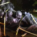 В США общественность сносит памятники конфедератам