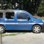Лимож, Франция: автомобили жандармерии в огне