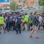 Украина: в Днепре футбольные фанаты подожгли полицейского