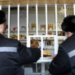 У заключенных начали забирать до 75% денег, которые им переводят близкие.