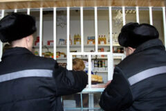 У заключенных начали забирать до 75% денег, которые им переводят близкие.